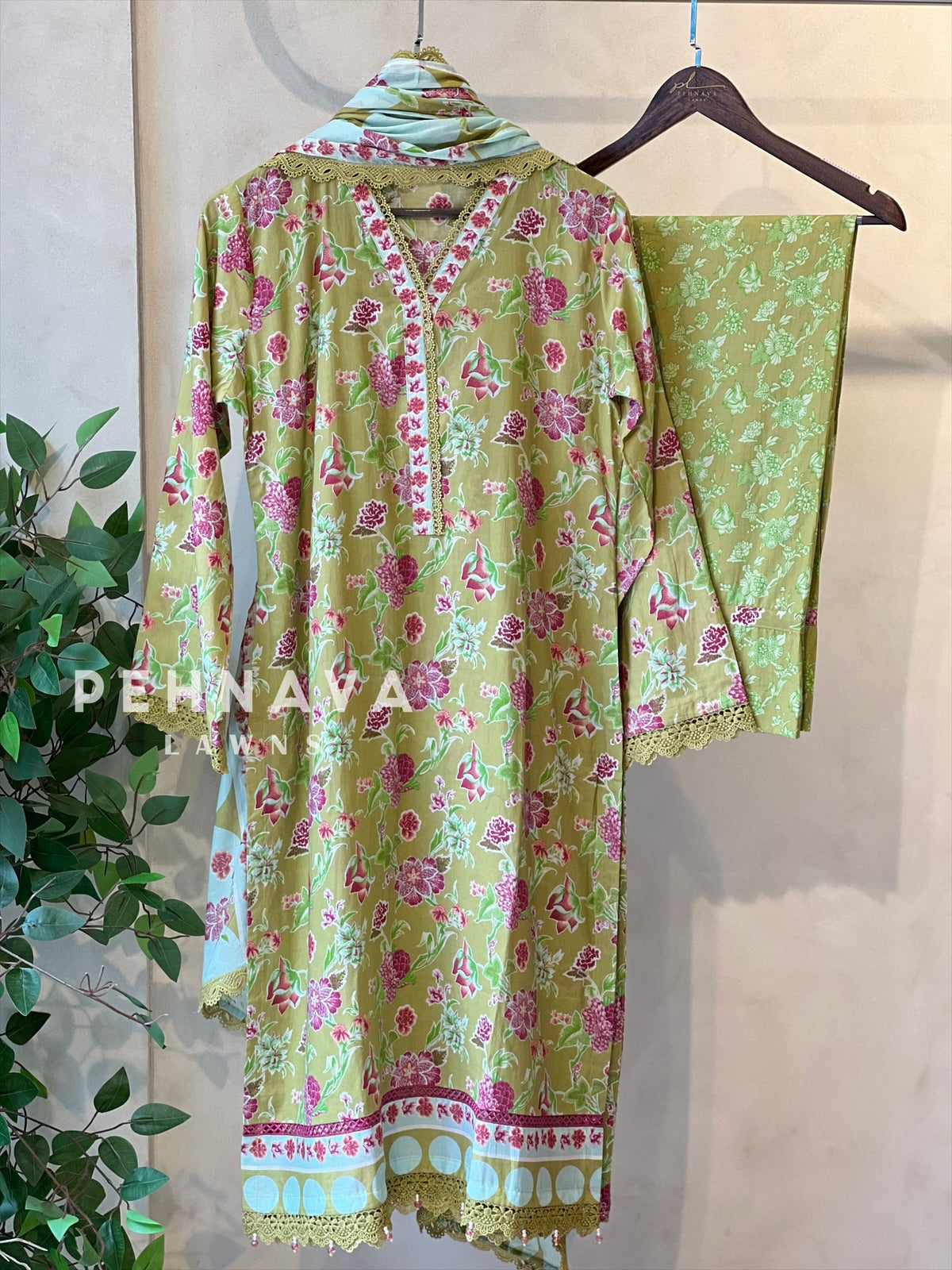 Luxurious trendy pure lawn