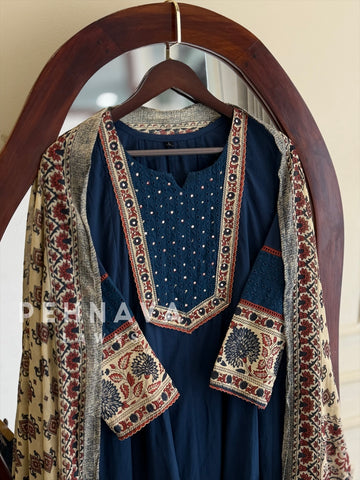 Yoke Hakoba Printed Suit