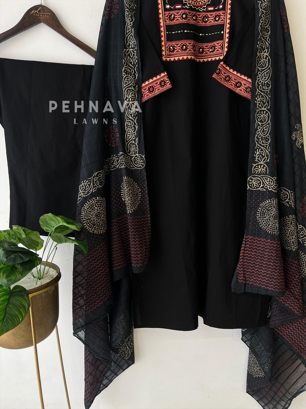 Classic Print Cotton Suit-15767 - Pehnava Lawns