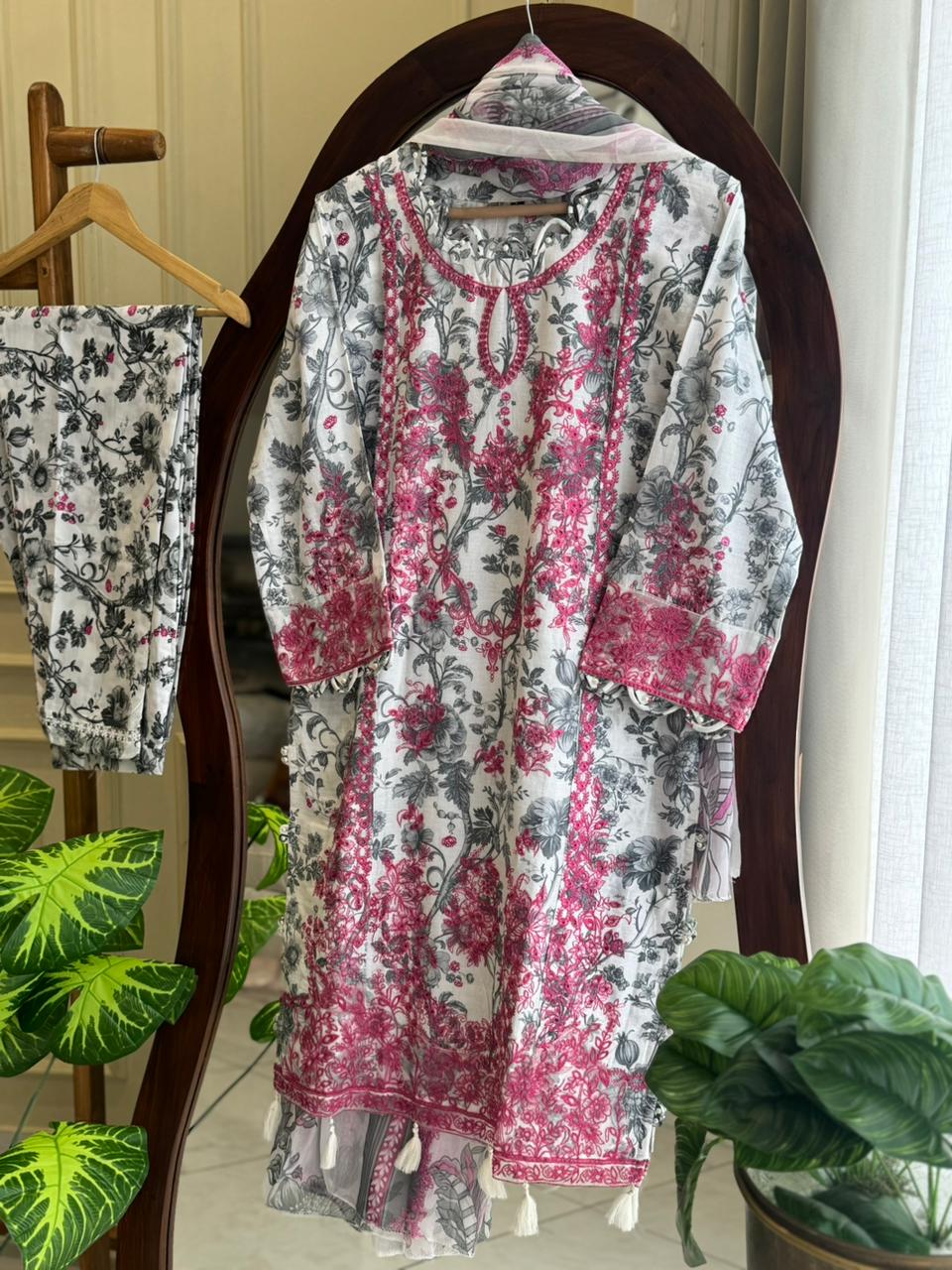 Traditional Embroidery Detailed Suit-7