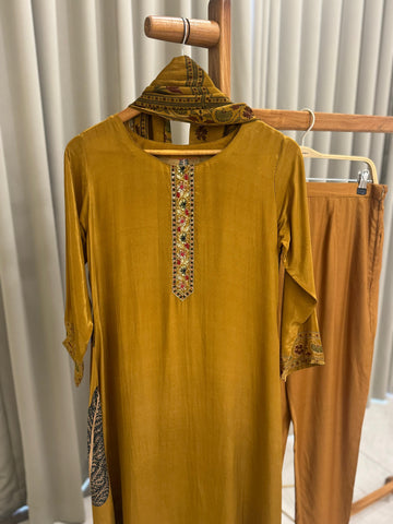 Premium Crepe Handloom Ensemble With Floral Dupata