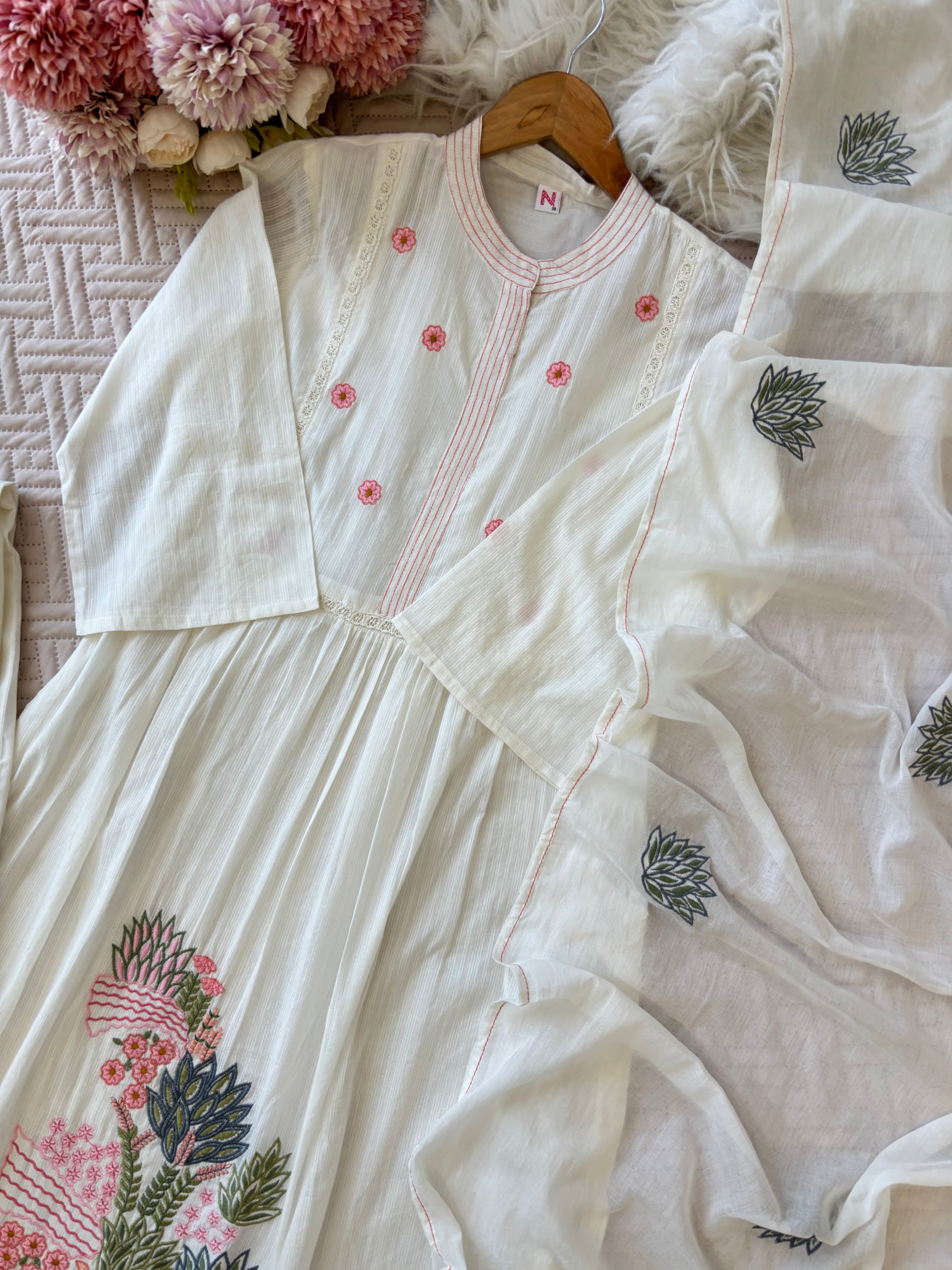 Cotton pleated suit with Embroidery detailings