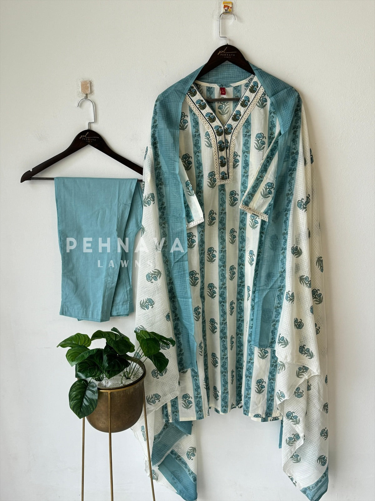 Floral Pattern Cotton Suit-4005 - Pehnava Lawns