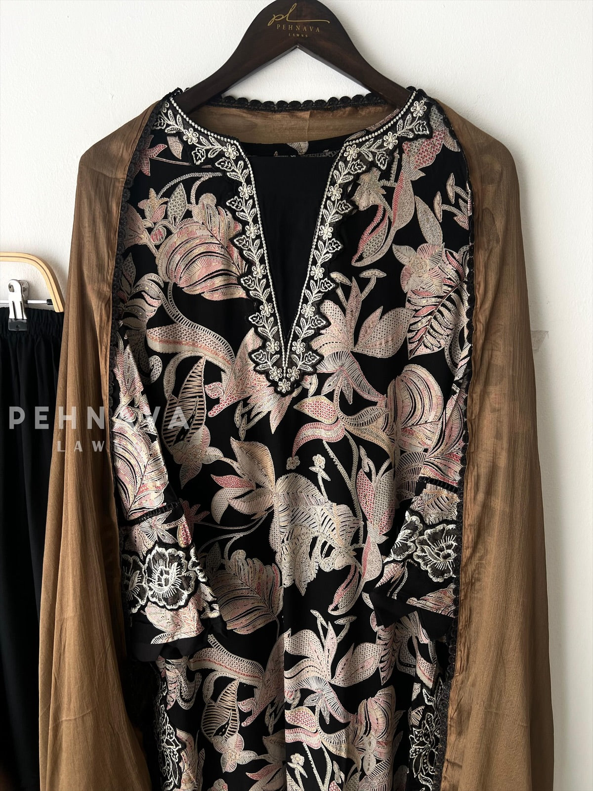 New Floral Embroidery Kurtha Suit