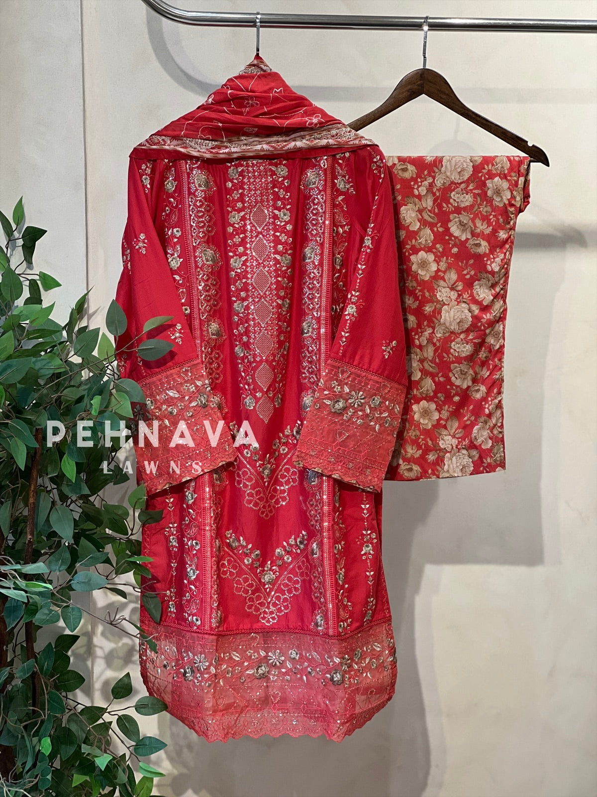 Luxurious trendy pure lawn