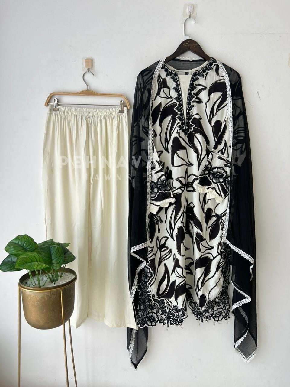 New Floral Embroidery Kurtha Suit-143/13916 - Pehnava Lawns