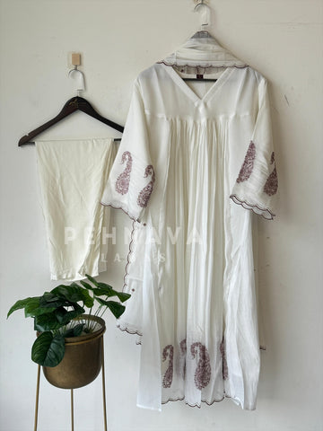 Classic Paisley Chanderi Suit [6-8 Dispatching time] - Pehnava Lawns