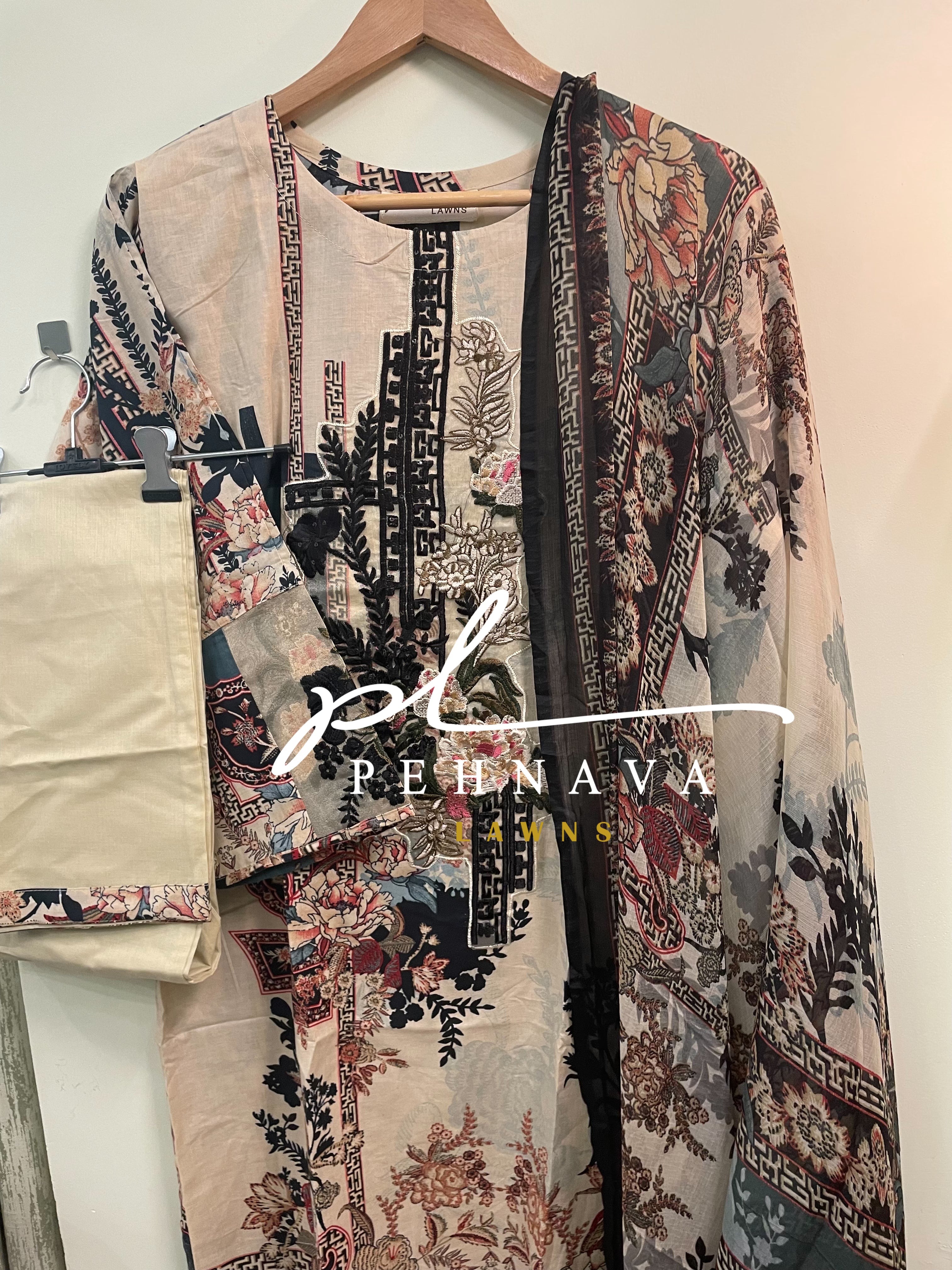 Solitaire printed offwhite suit 2172