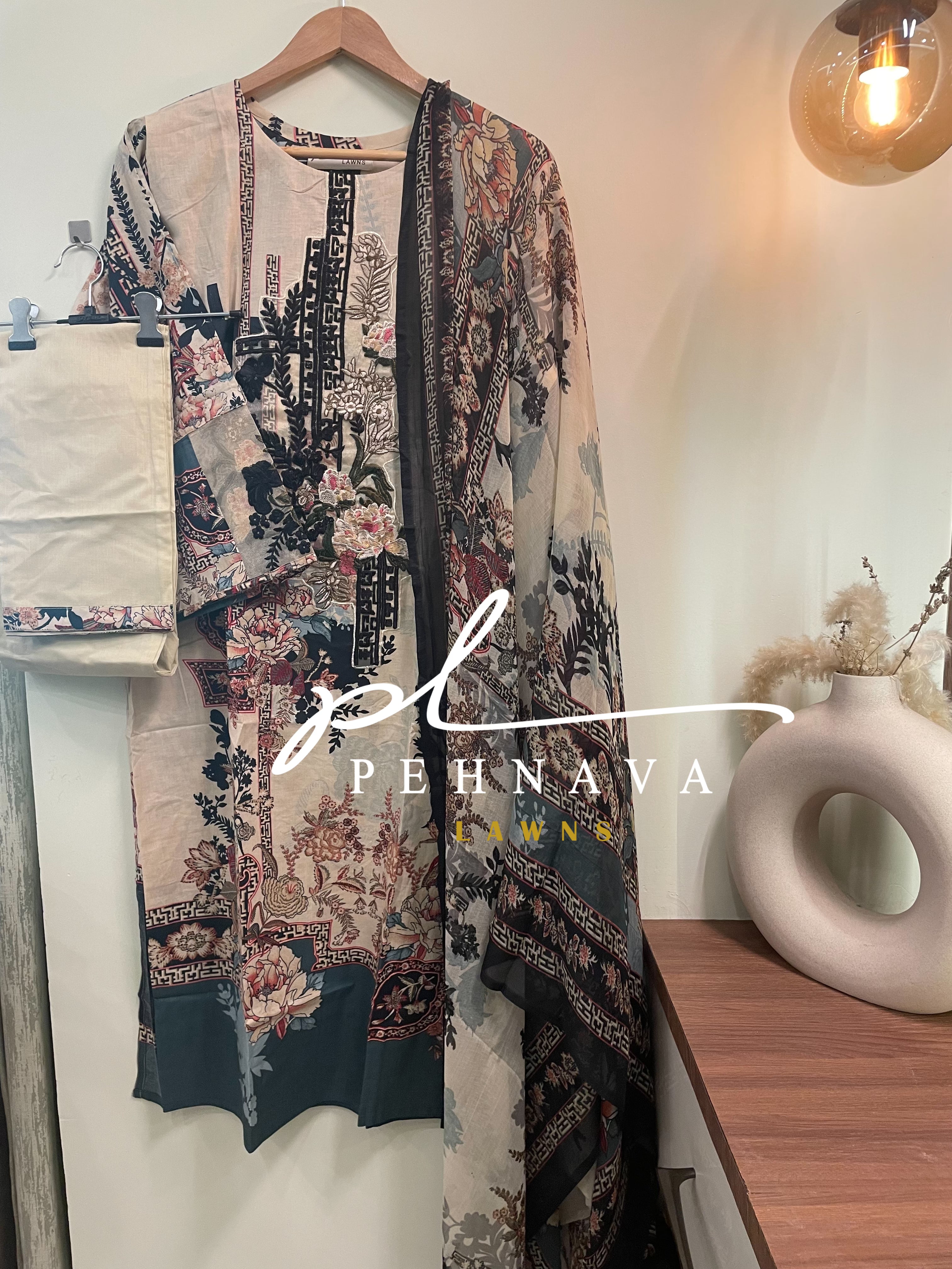 Solitaire printed offwhite suit 2172