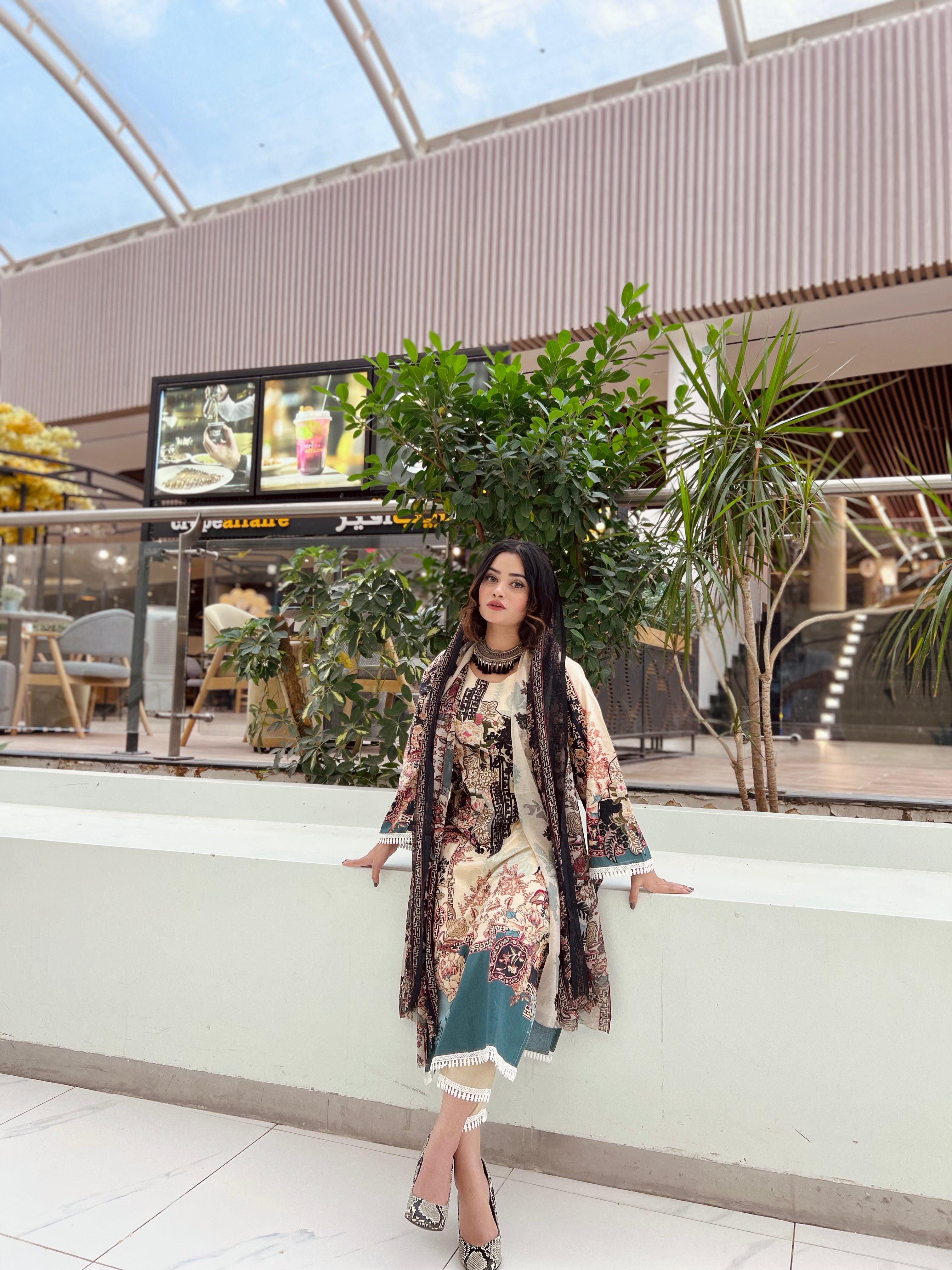 Solitaire printed offwhite suit 2172