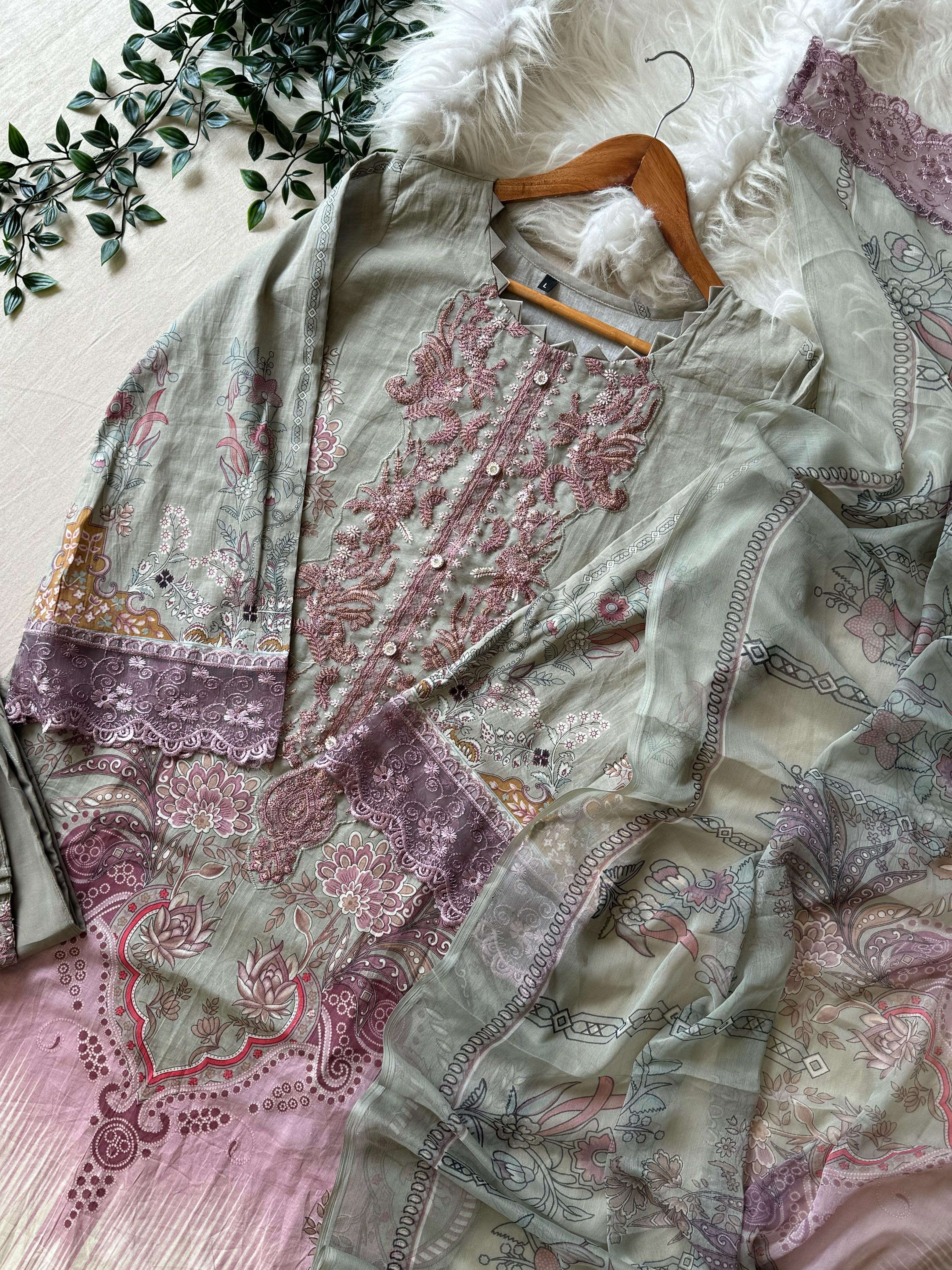 Cotton Suit with lace detailings